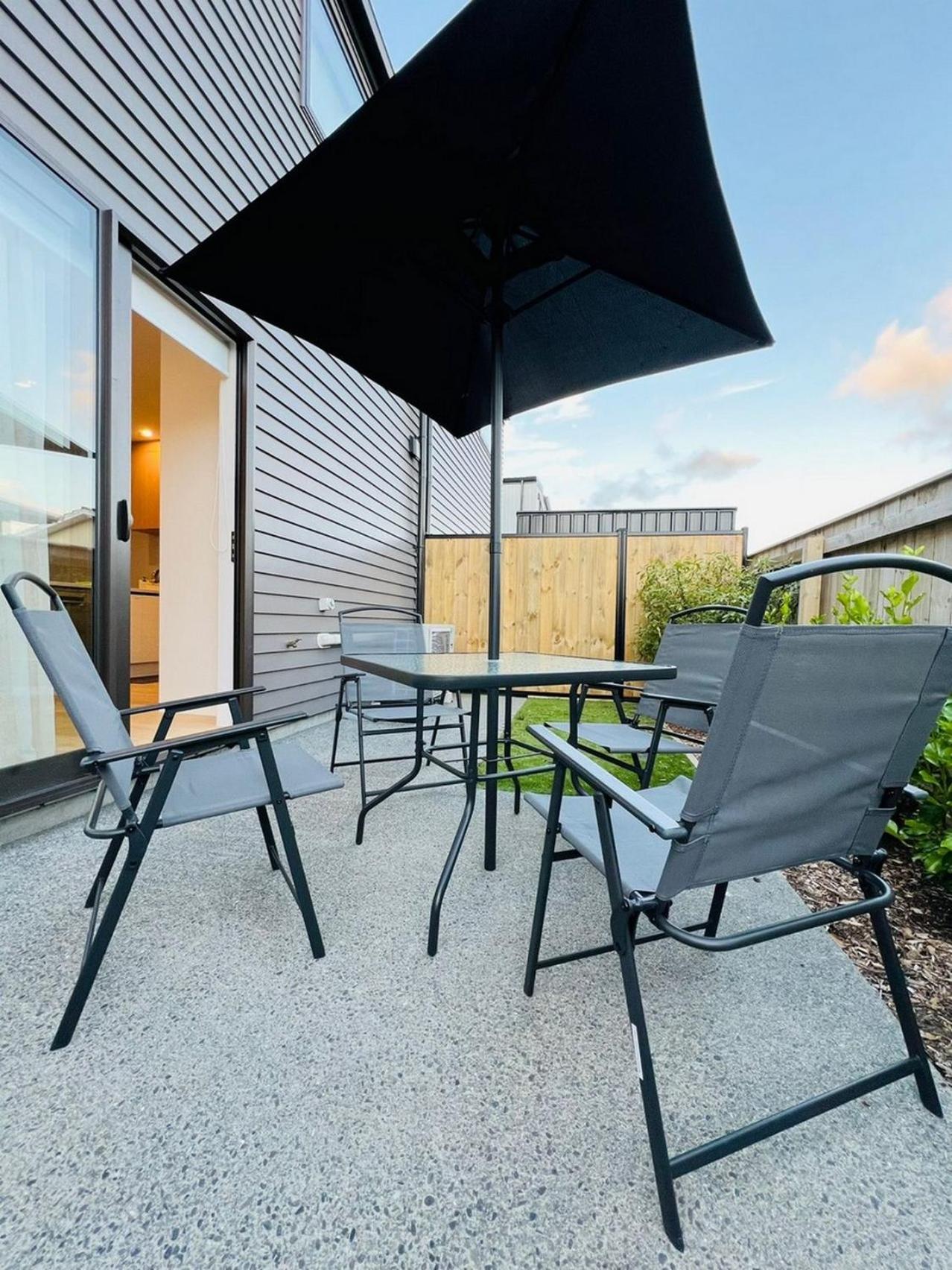 Central Modern 3-Bedroom,3- Bathroom House With Patio And Carpark- Lower Hutt City Centre Exterior photo