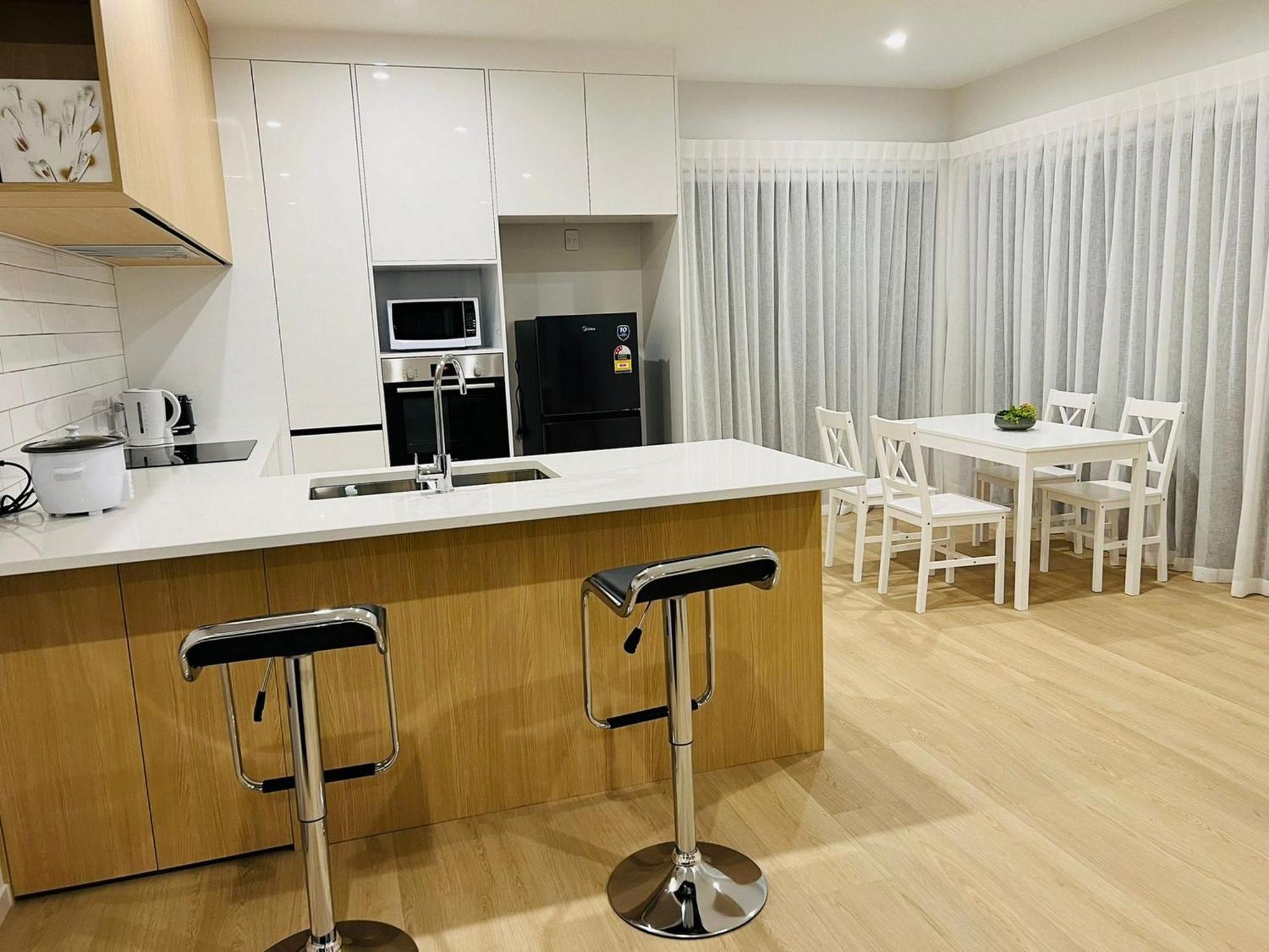 Central Modern 3-Bedroom,3- Bathroom House With Patio And Carpark- Lower Hutt City Centre Exterior photo
