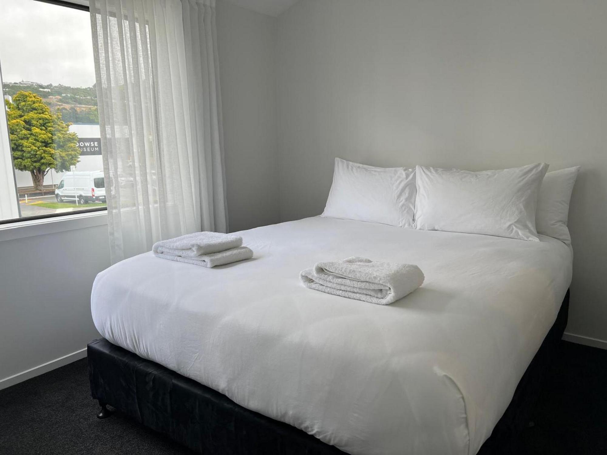 Central Modern 3-Bedroom,3- Bathroom House With Patio And Carpark- Lower Hutt City Centre Exterior photo